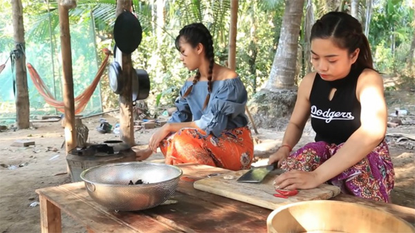 Hai cô gái Campuchia bình thản chế biến rồi thưởng thức nhện độc khiến dân tình khiếp đảm-3