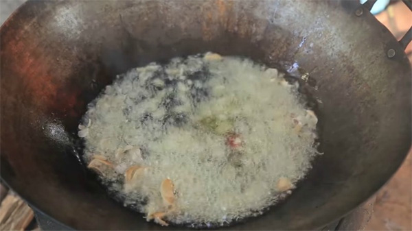 Hai cô gái Campuchia bình thản chế biến rồi thưởng thức nhện độc khiến dân tình khiếp đảm-4