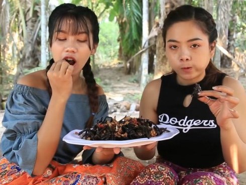 Hai cô gái Campuchia bình thản chế biến rồi thưởng thức nhện độc khiến dân tình khiếp đảm