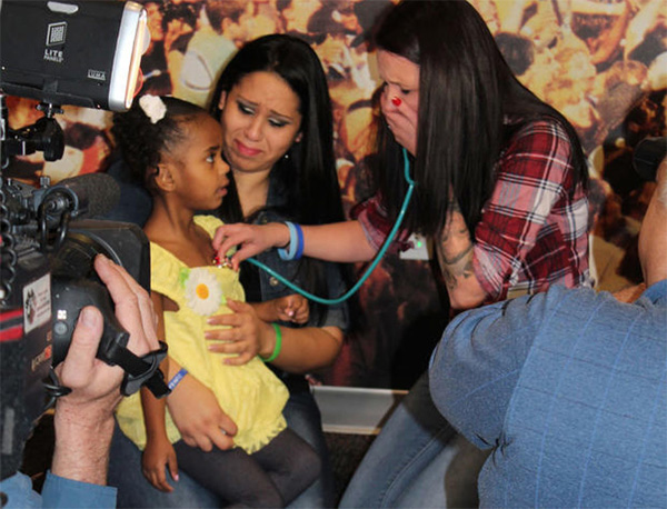 Người mẹ bật khóc khi nghe nhịp tim của con trai đã mất-1