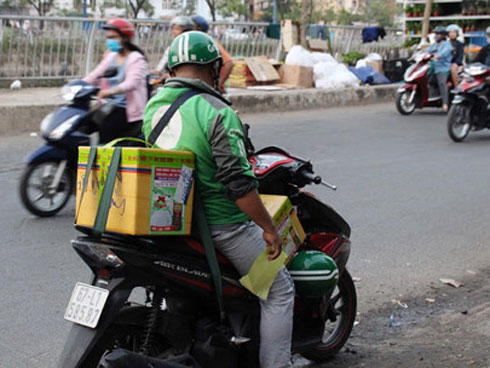 Cư dân mạng phân tích clip shipper phân loại hàng hóa bằng cách quăng ném: Vì sao vẫn có một người ôm thùng hàng nhẹ nhàng di chuyển?-3