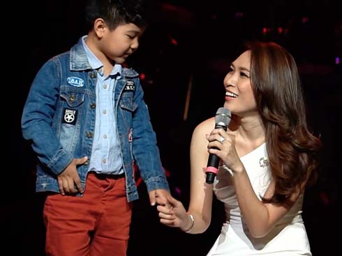 Mỹ Tâm quỳ gối bên cạnh cậu bé 4 tuổi: Đỉnh cao đẳng cấp là đây!-9