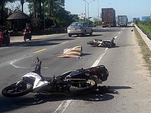 Quảng Nam: Nữ du khách nước ngoài tử vong thương tâm sau va chạm với xe đầu kéo