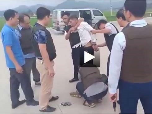 Kẻ buôn ma túy ôm súng cố thủ trong xe bị HIV giai đoạn cuối