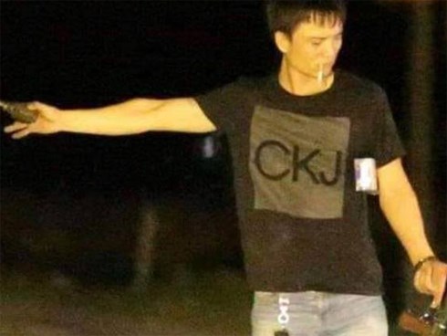Trước phút quy hàng, kẻ buôn ma túy dí súng vào đầu đòi tự vẫn