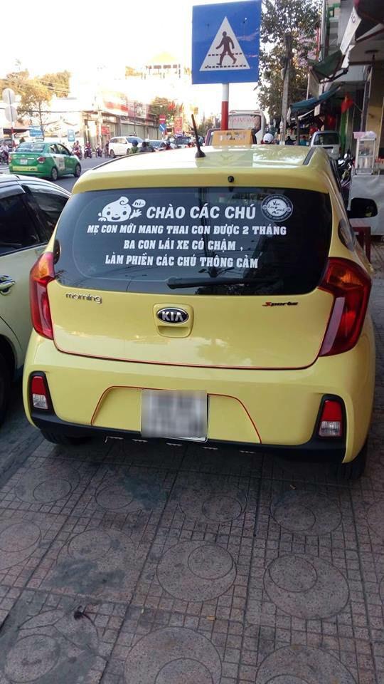 Dòng thông báo kỳ lạ dán sau cửa kính ô tô chồng khiến vợ hỉ hả, người xem cũng ôm tim tan chảy-1