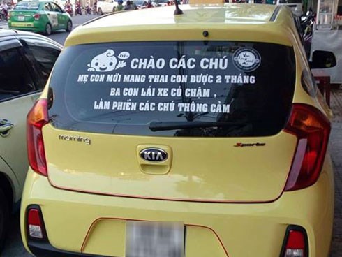 Dòng thông báo kỳ lạ dán sau cửa kính ô tô chồng khiến vợ hỉ hả, người xem cũng ôm tim 