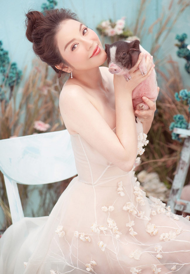 So thần thái của Lý Nhã Kỳ, Chi Pu, Ngân 98 khi chụp ảnh với heo-1