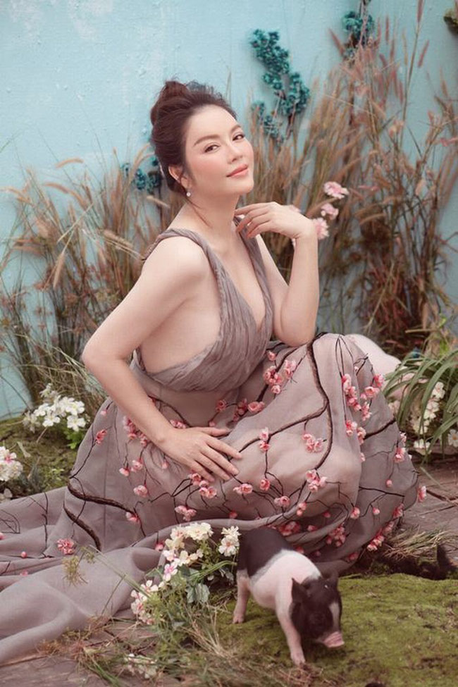 So thần thái của Lý Nhã Kỳ, Chi Pu, Ngân 98 khi chụp ảnh với heo-2