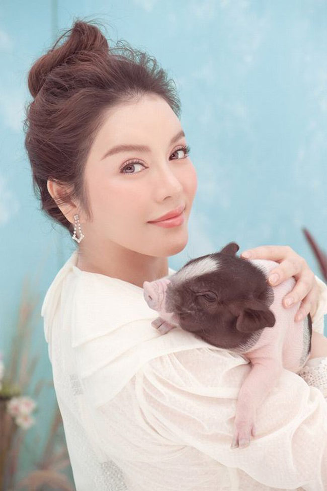 So thần thái của Lý Nhã Kỳ, Chi Pu, Ngân 98 khi chụp ảnh với heo-3