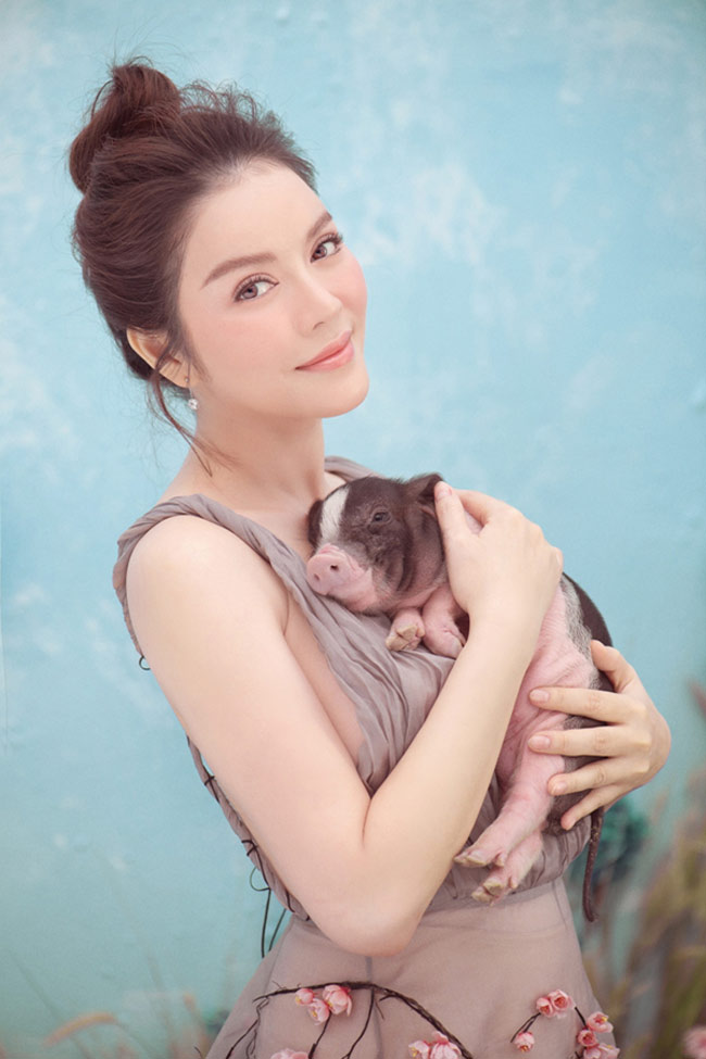 So thần thái của Lý Nhã Kỳ, Chi Pu, Ngân 98 khi chụp ảnh với heo-4