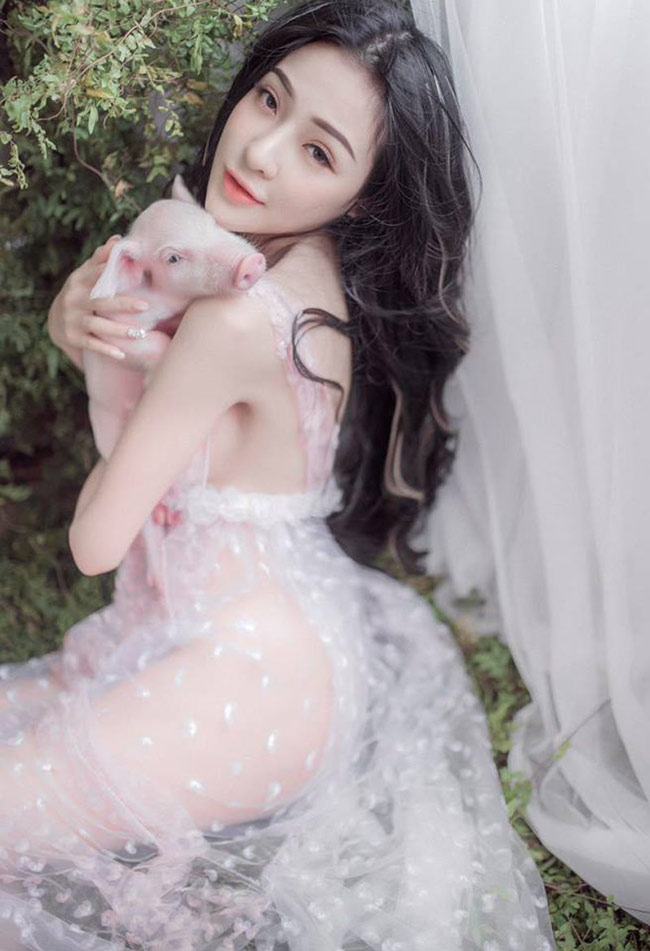 So thần thái của Lý Nhã Kỳ, Chi Pu, Ngân 98 khi chụp ảnh với heo-10