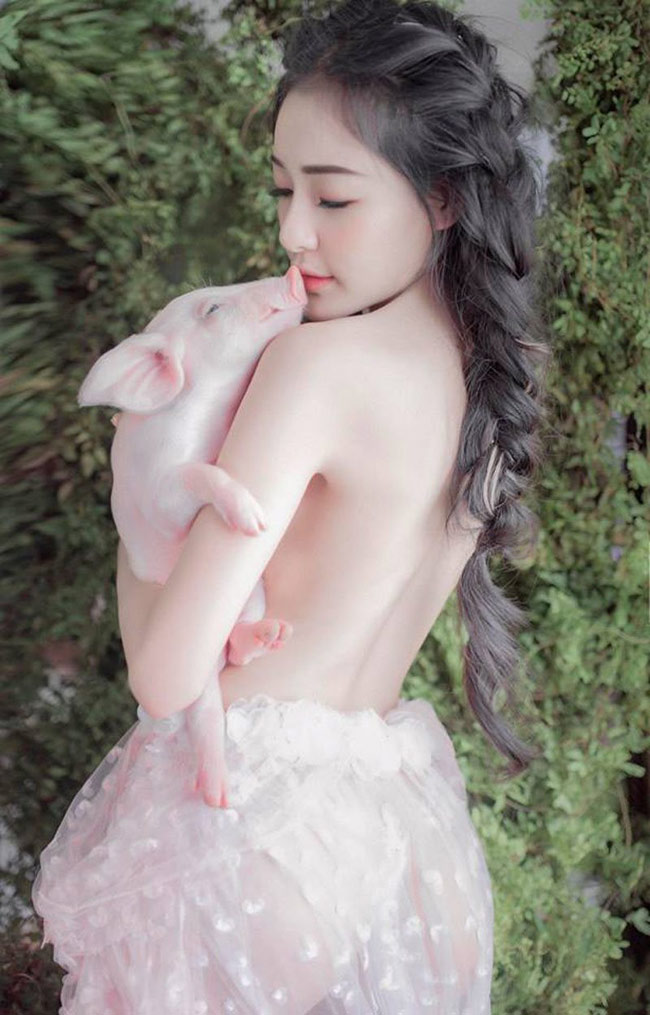 So thần thái của Lý Nhã Kỳ, Chi Pu, Ngân 98 khi chụp ảnh với heo-11