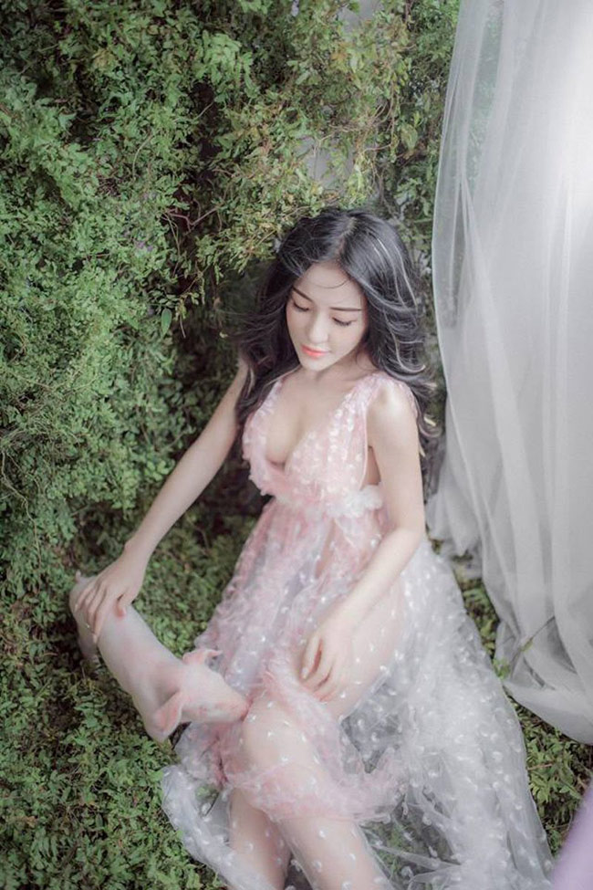 So thần thái của Lý Nhã Kỳ, Chi Pu, Ngân 98 khi chụp ảnh với heo-12