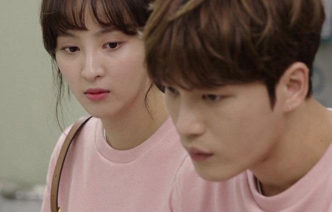 Sốc vì người yêu tặng quà Valentine là 2 cân giò, bánh kẹo thừa sau Tết-1