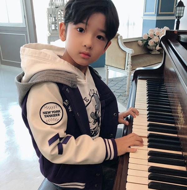 Danh tính bất ngờ của cậu bé tặng hoa Công Phượng, thân thiết bên HLV Park Hang Seo ở Hàn-7