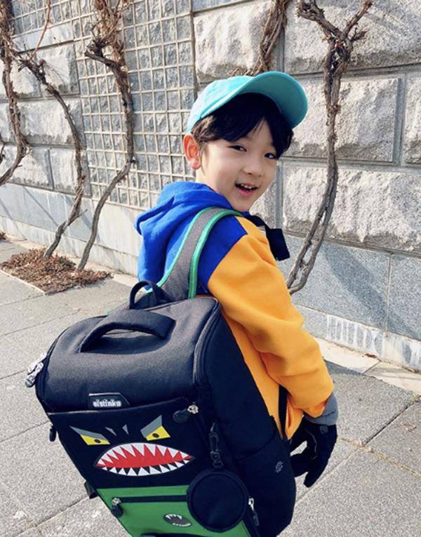 Danh tính bất ngờ của cậu bé tặng hoa Công Phượng, thân thiết bên HLV Park Hang Seo ở Hàn-8