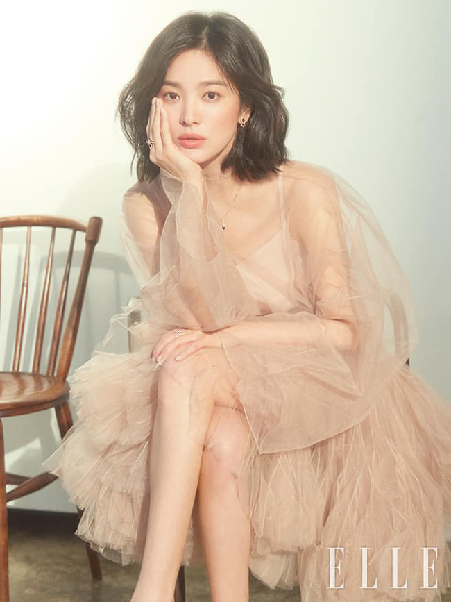 Một chiếc váy 2 số phận: Song Hye Kyo sang chảnh như bà hoàng, Angela Baby lại bị ví như cá vàng bơi tung tăng”-1
