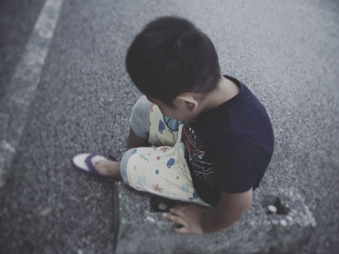 Hoàn cảnh thật sự của bé trai mồ côi ngày nào cũng ra ngồi cạnh mộ bà nội tới khuya lấy đi nhiều nước mắt của cộng đồng mạng-2