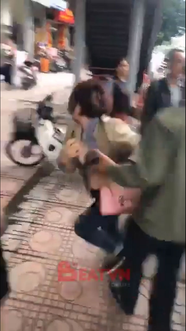 Vụ đánh ghen hot nhất đầu năm: Vợ được cả mẹ và anh trai chồng đi theo yểm trợ, tình địch hơn chồng 20 tuổi-2