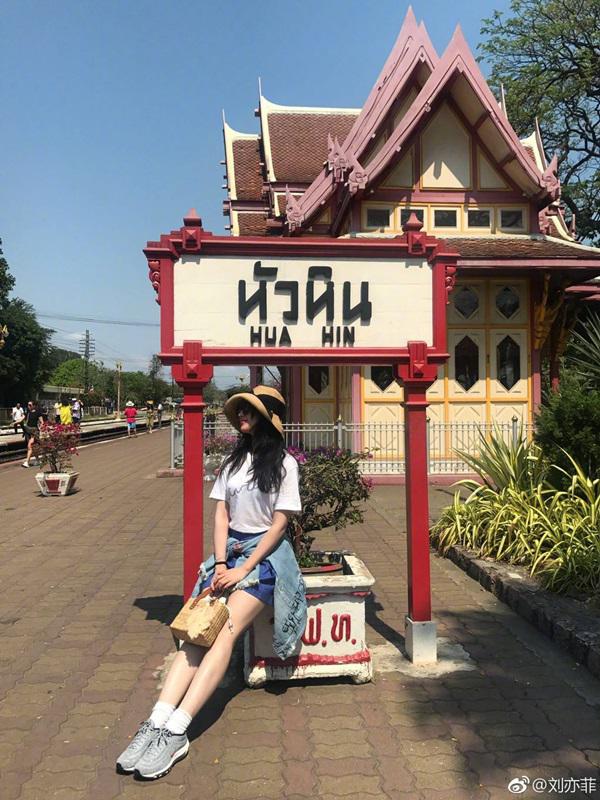 Cứ ngỡ Lưu Diệc Phi đẹp hoàn hảo, ai ngờ cô sở hữu đôi chân cơ bắp như này-4