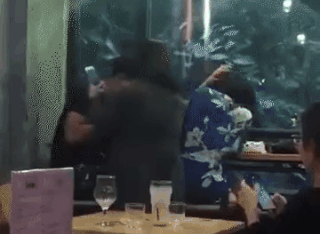 Chồng soái ca từng lên báo vì ân cần chăm vợ đẻ bị đánh ghen trong quán trà sữa và sự thật là gì?-1