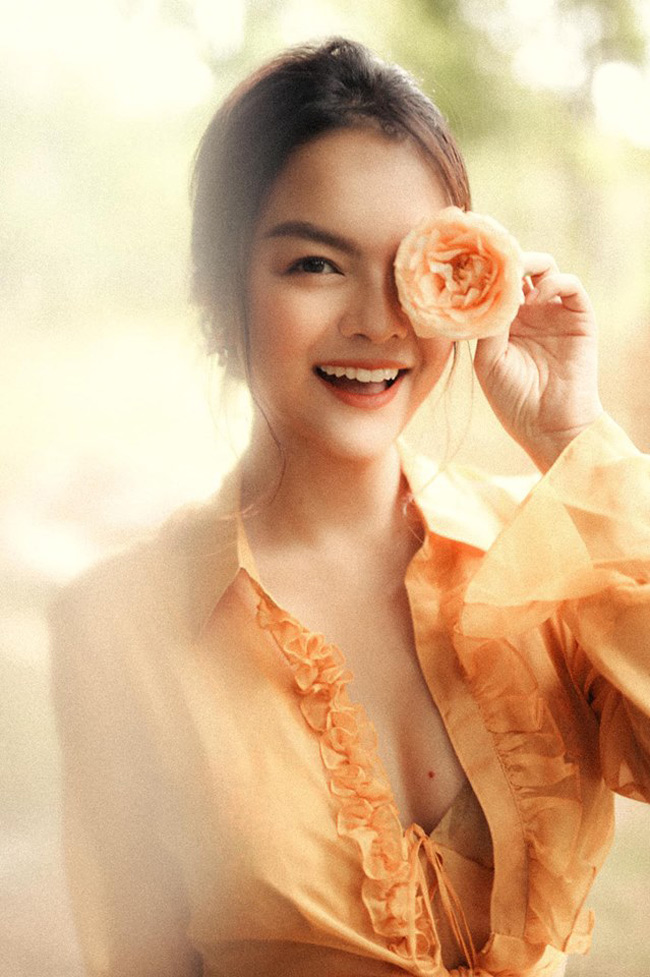 Cô gái 17 tuổi của Ưng Hoàng Phúc ngày càng đẹp, gợi cảm-9