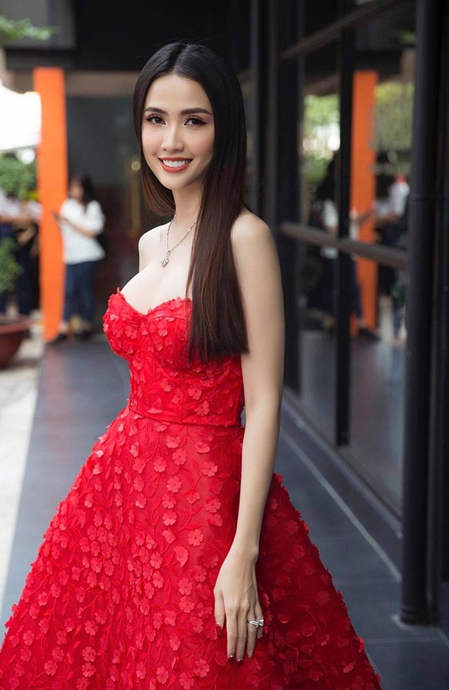 Hoa hậu vừa được bạn trai về tận quê Tiền Giang tặng nhẫn 5,5 tỷ giàu cỡ nào?-5