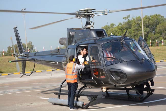 Hoa hậu vừa được bạn trai về tận quê Tiền Giang tặng nhẫn 5,5 tỷ giàu cỡ nào?-8
