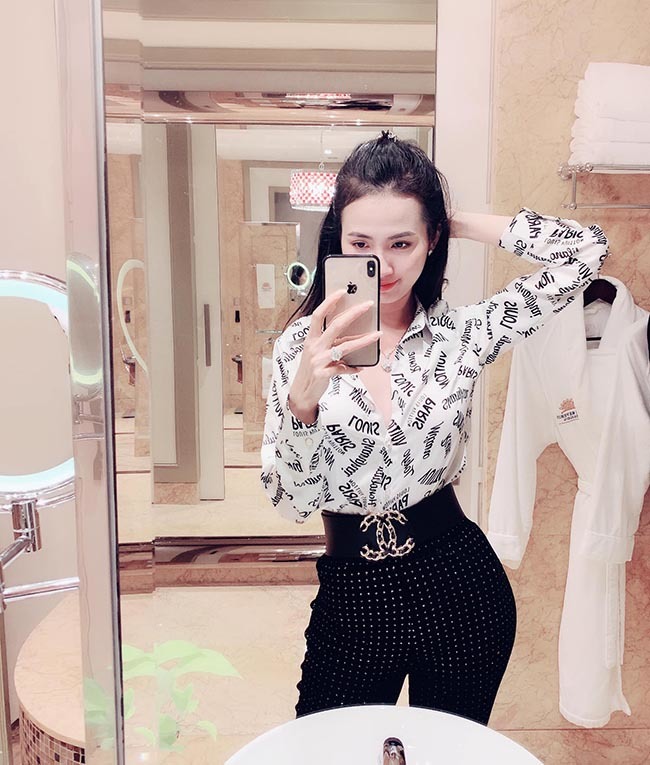 Hoa hậu vừa được bạn trai về tận quê Tiền Giang tặng nhẫn 5,5 tỷ giàu cỡ nào?-19