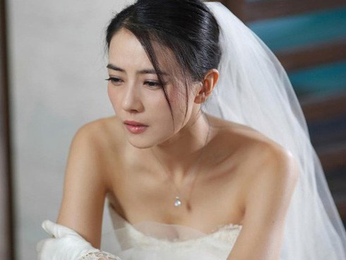 Mặc váy ren đỏ chói hí hửng chuẩn bị cho đêm tân hôn, tôi choáng váng khi thấy chồng và mẹ chồng trong tư thế khó đỡ ấy
