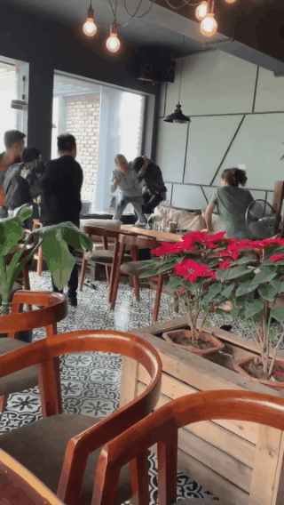 Đi uống cafe, chứng kiến cảnh hả hê: Chị chồng xông vào đánh ghen hộ em dâu-1