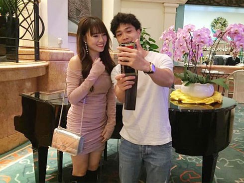 Cô gái chụp ảnh với Công Phượng khiến dân mạng 'săn lùng' vì quá xinh