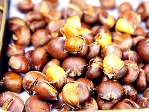 Rang hạt dẻ kiểu này, chỉ 5 phút là xong lại chẳng tốn công bóc vỏ