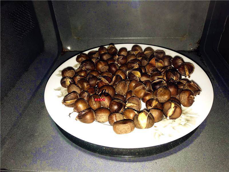 Rang hạt dẻ kiểu này, chỉ 5 phút là xong lại chẳng tốn công bóc vỏ-3