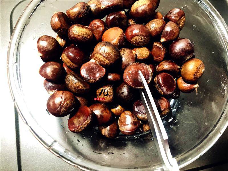 Rang hạt dẻ kiểu này, chỉ 5 phút là xong lại chẳng tốn công bóc vỏ-2