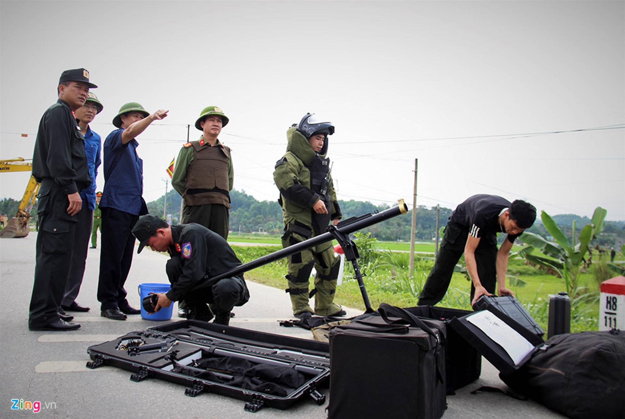 Khẩu súng của nhóm cố thủ trong ôtô suốt nhiều giờ đã lên đạn-1