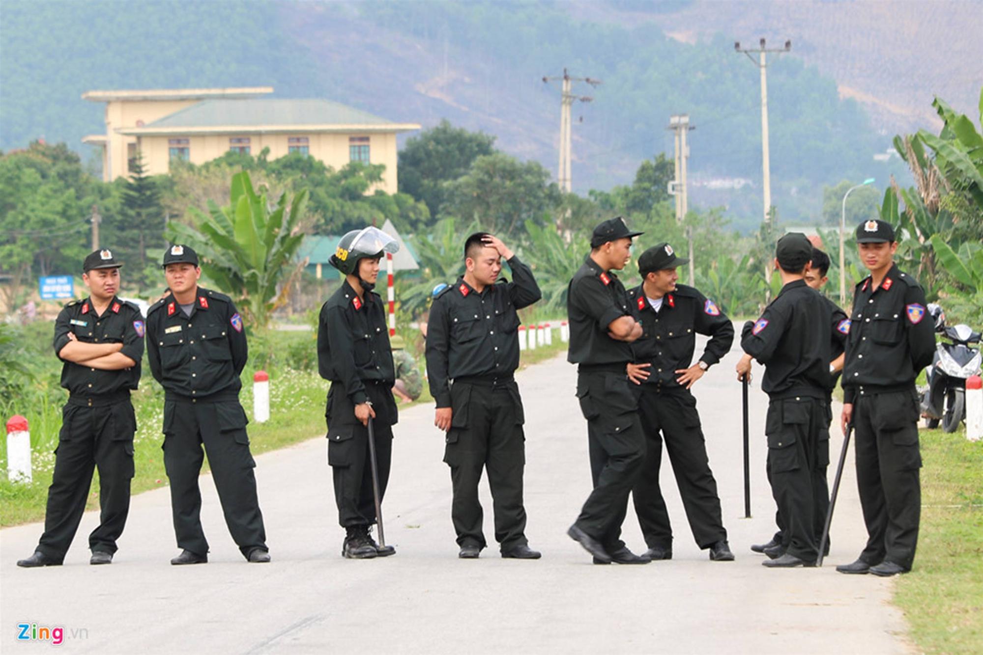 Khẩu súng của nhóm cố thủ trong ôtô suốt nhiều giờ đã lên đạn-2