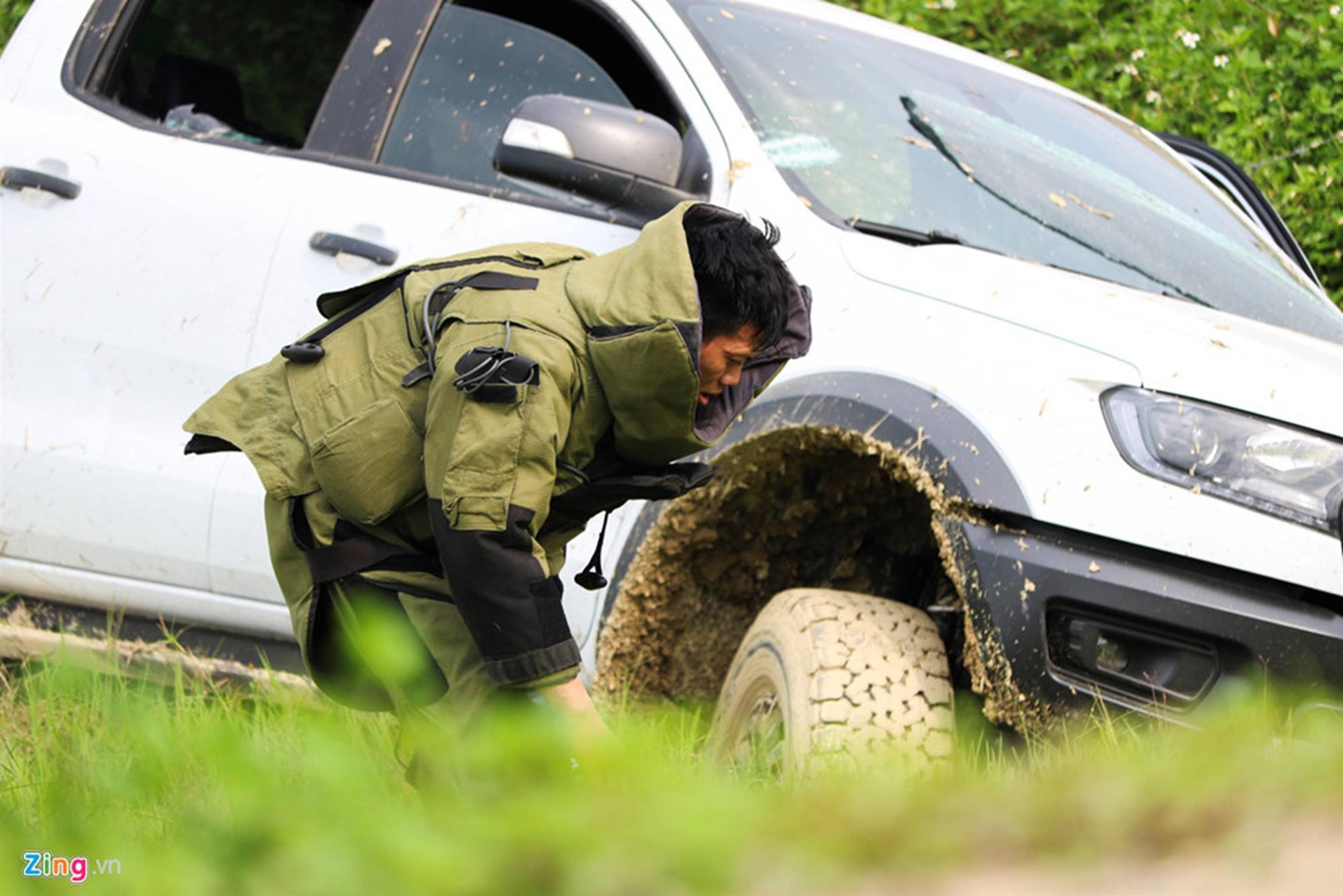 Khẩu súng của nhóm cố thủ trong ôtô suốt nhiều giờ đã lên đạn-4