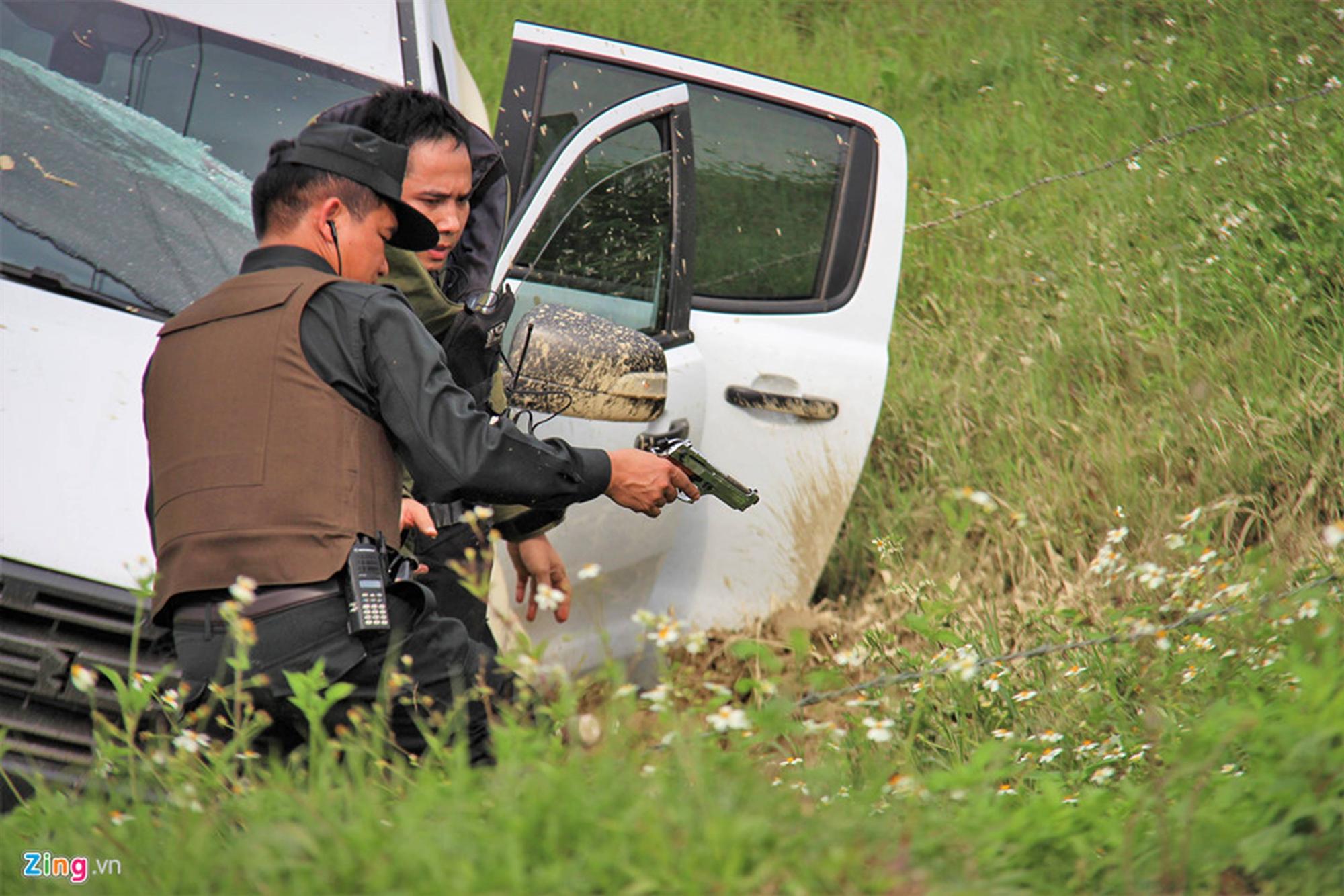 Khẩu súng của nhóm cố thủ trong ôtô suốt nhiều giờ đã lên đạn-5