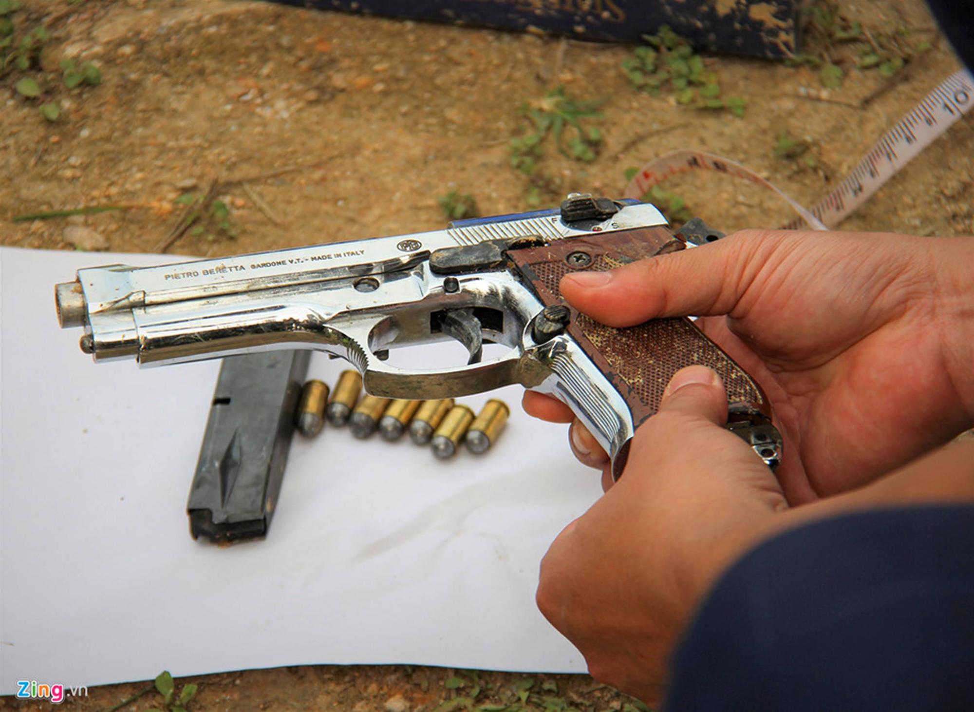 Khẩu súng của nhóm cố thủ trong ôtô suốt nhiều giờ đã lên đạn-6