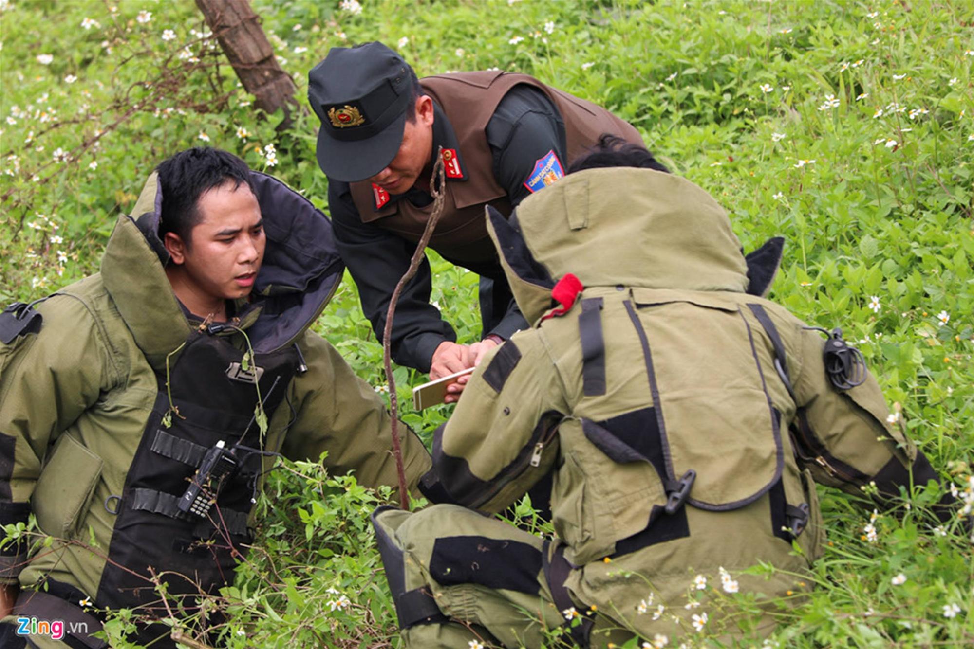 Khẩu súng của nhóm cố thủ trong ôtô suốt nhiều giờ đã lên đạn-7