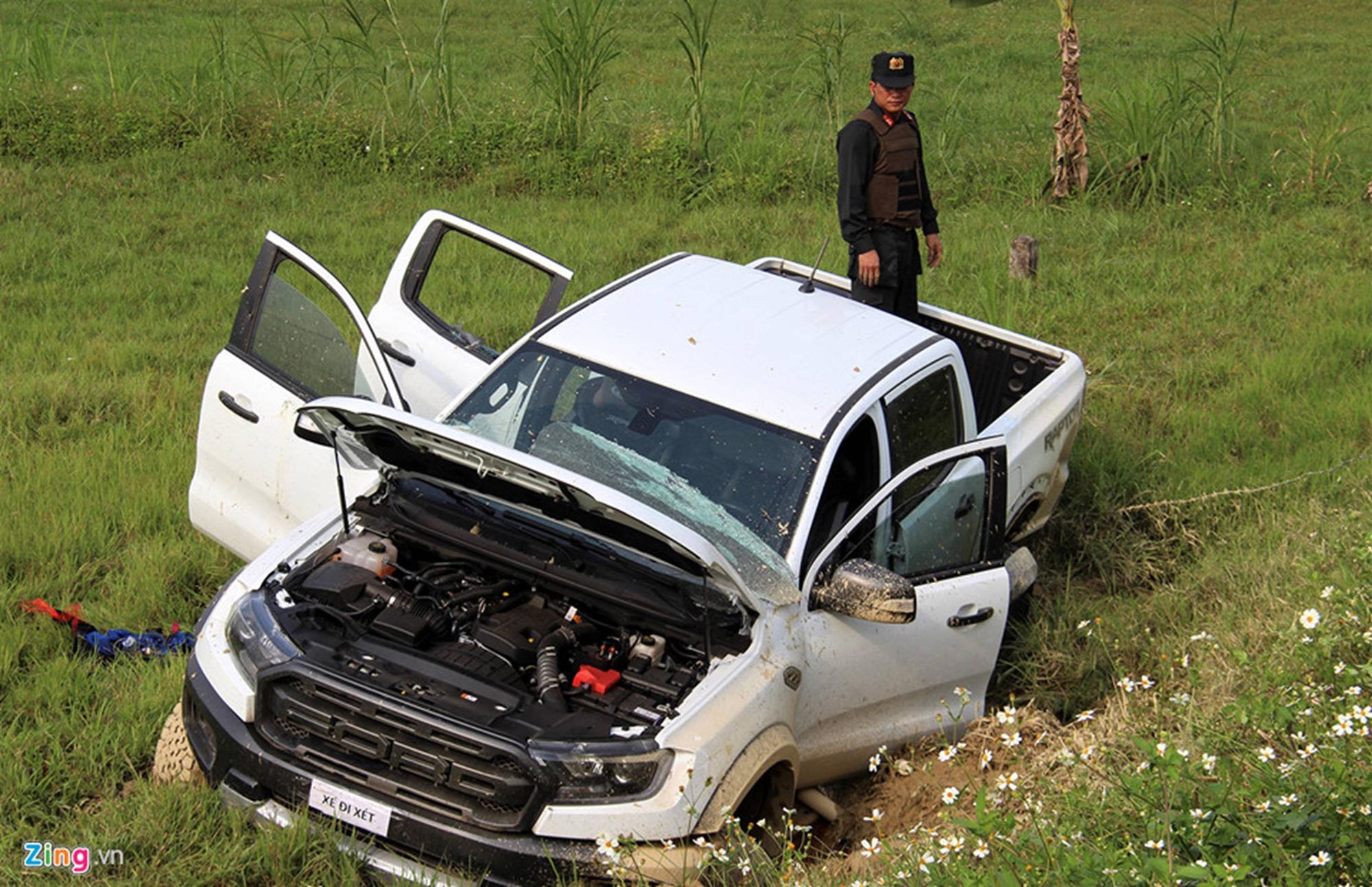 Khẩu súng của nhóm cố thủ trong ôtô suốt nhiều giờ đã lên đạn-10