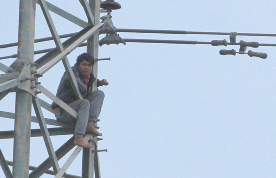 Đã giải cứu được đối tượng nghi ngáo đá” trèo lên cột điện cao thế cố thủ gần 2 ngày-1