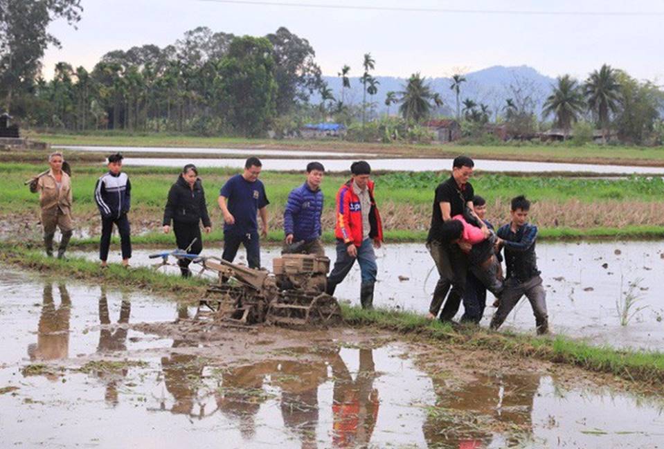Đã giải cứu được đối tượng nghi ngáo đá” trèo lên cột điện cao thế cố thủ gần 2 ngày-2