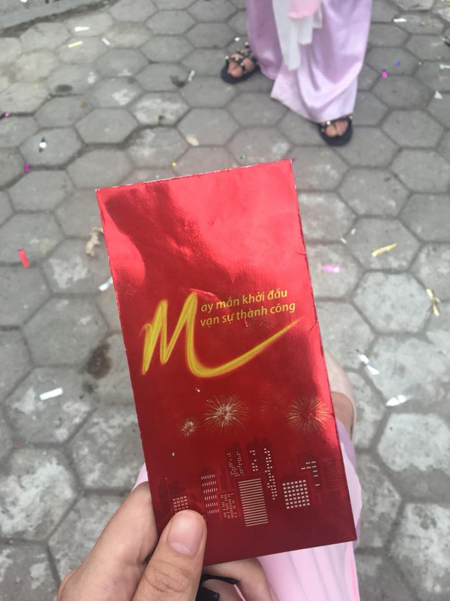 Đi bê tráp thuê lại trúng ngay đám cưới người yêu cũ, tiết lộ sau đó của cô gái mới khiến dân mạng phẫn nộ-2