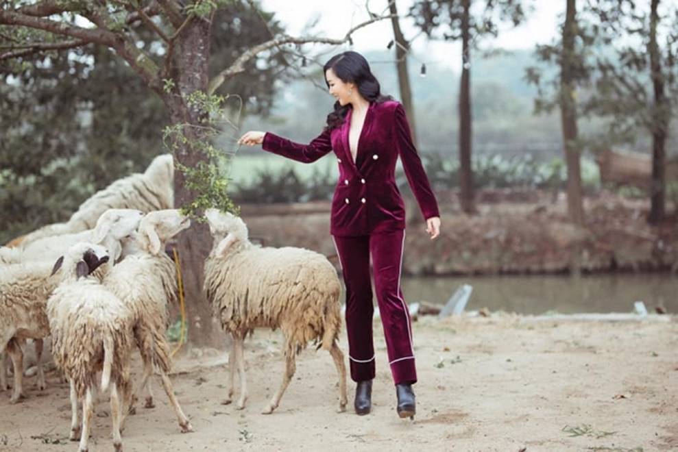 Hoa hậu Đền Hùng Giáng My bình yên vui đùa cùng đàn cừu-1