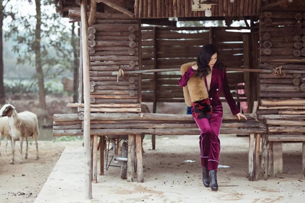 Hoa hậu Đền Hùng Giáng My bình yên vui đùa cùng đàn cừu-5