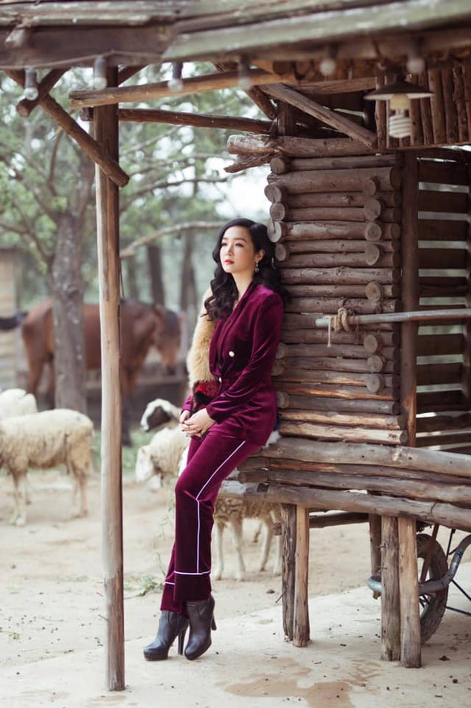 Hoa hậu Đền Hùng Giáng My bình yên vui đùa cùng đàn cừu-6