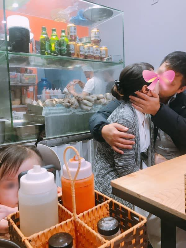 Cặp đôi thản nhiên hôn nhau ở quán lòng lợn, chị gái một con ngứa mắt chụp ảnh post lên MXH-1